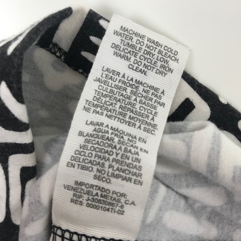 3/$25 black and white geo print crop top - Picture 5 of 5